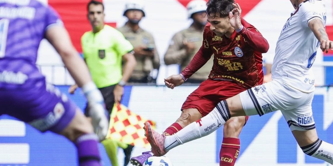 Com um expulso para cada lado, Bahia vence o Vasco e fica perto da vaga na Libertadores