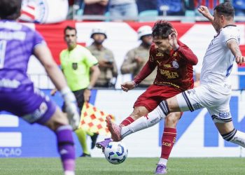 Com um expulso para cada lado, Bahia vence o Vasco e fica perto da vaga na Libertadores