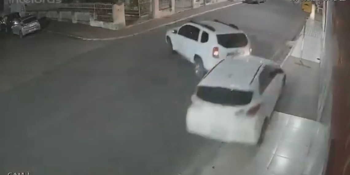Carro atropela duas pessoas e bate em outro estacionado no centro da cidade; Polícia está a procura do infrator (vídeo)
