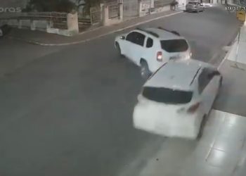 Carro atropela duas pessoas e bate em outro estacionado no centro da cidade; Polícia está a procura do infrator (vídeo)