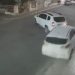 Carro atropela duas pessoas e bate em outro estacionado no centro da cidade; Polícia está a procura do infrator (vídeo)