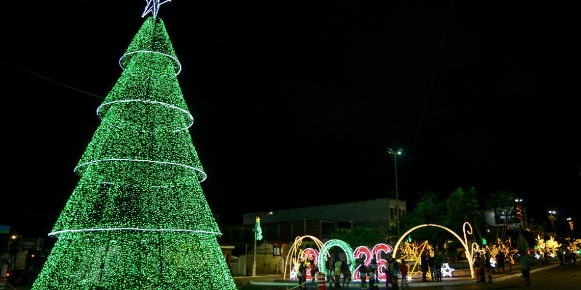 É hoje! População coiteense vive expectativa para a abertura do Natal Luz Coité: evento já se destaca como um dos mais iluminados do Estado