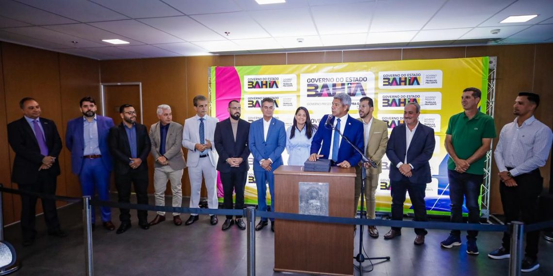 Jerônimo Rodrigues firma convênios para fortalecer a educação em 14 municípios baianos