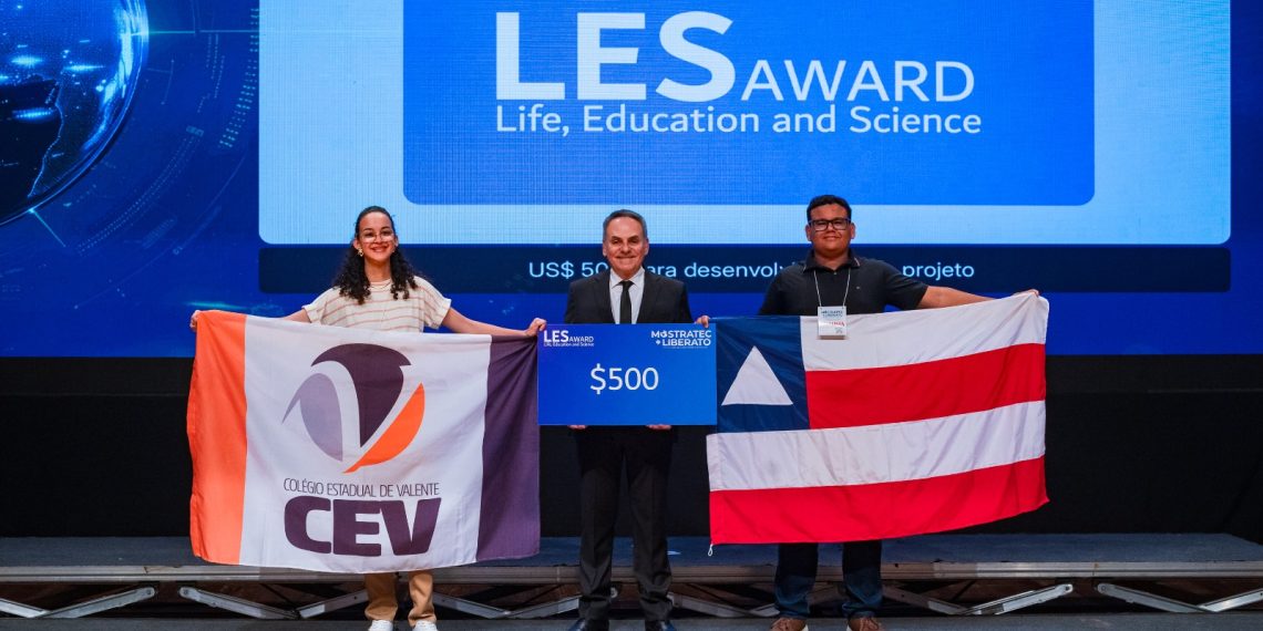 Estudantes do Colégio Estadual de Valente conquistam prêmios na Mostratec-Liberato 2025 com projeto sobre gestão da alimentação escolar