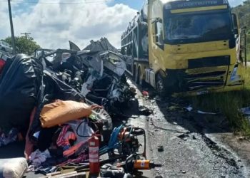 Homem morre e outro fica gravemente ferido em colisão frontal entre caminhão e caminhonete na BR-101