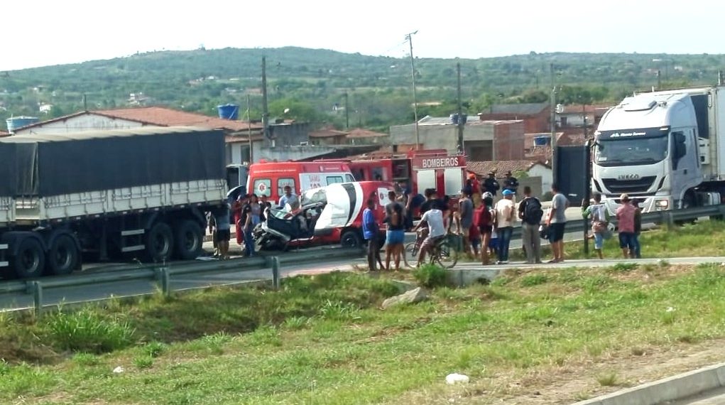 Motorista morre após colidir em fundo de carreta na BR 116 Norte