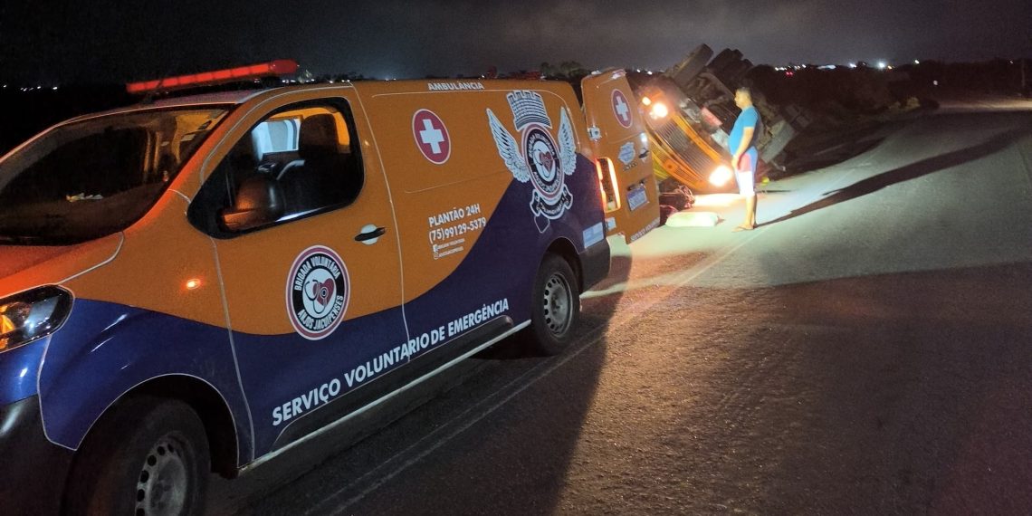Caminhão capota na BR-324, em Riachão do Jacuípe; mulher é socorrida ao hospital