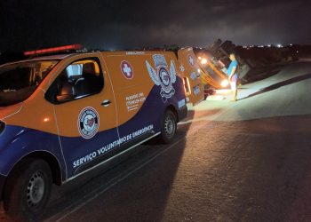 Caminhão capota na BR-324, em Riachão do Jacuípe; mulher é socorrida ao hospital