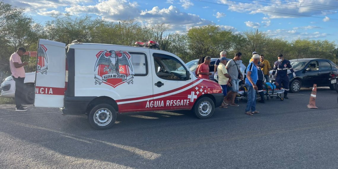 Idoso fica ferido após descer de moto e correr atrás de chapéu que voou da cabeça; ele desequilibrou e caiu enquanto corria (vídeo)