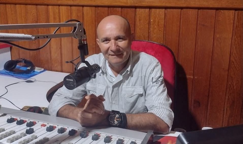 Justiça condena prefeito de Quijingue por ofender jornalista; decisão obriga retratação pública