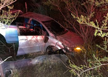 Dois homens são socorridos pela Brigada Águia Resgate após capotamento na BA-411