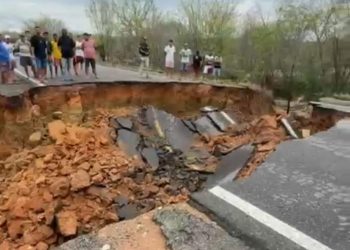Força da chuva destrói pista e interdita totalmente a BR-116 trecho de Tucano