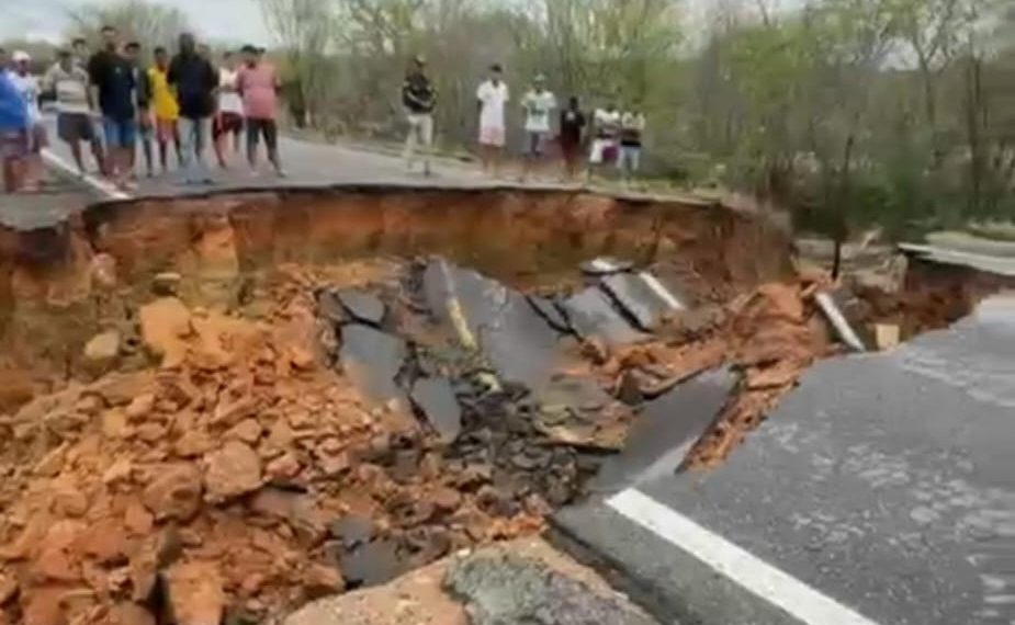 Força da chuva destrói pista e interdita totalmente a BR-116 trecho de Tucano