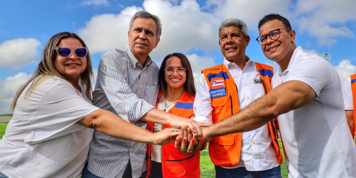 Araci II – Deputado Félix Júnior acompanha governador Jerônimo em vistoria aos estragos das chuvas que atingiram mais de 400 famílias