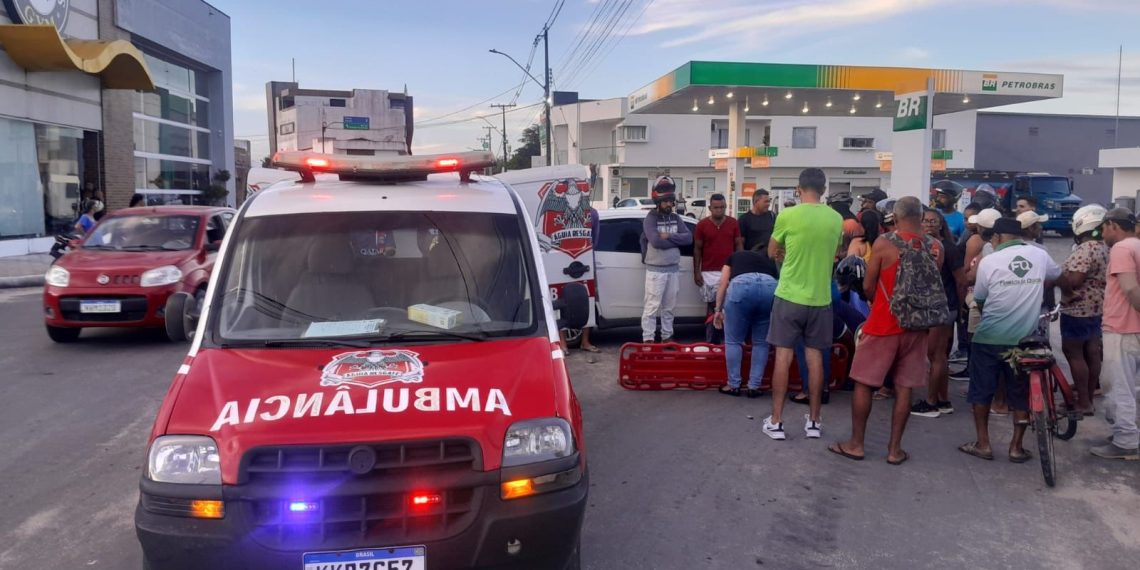 Duas mulheres ficam feridas em colisão entre carro e moto na Avenida Luiz Eduardo