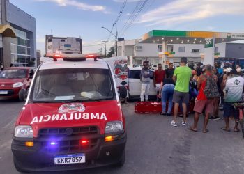 Duas mulheres ficam feridas em colisão entre carro e moto na Avenida Luiz Eduardo