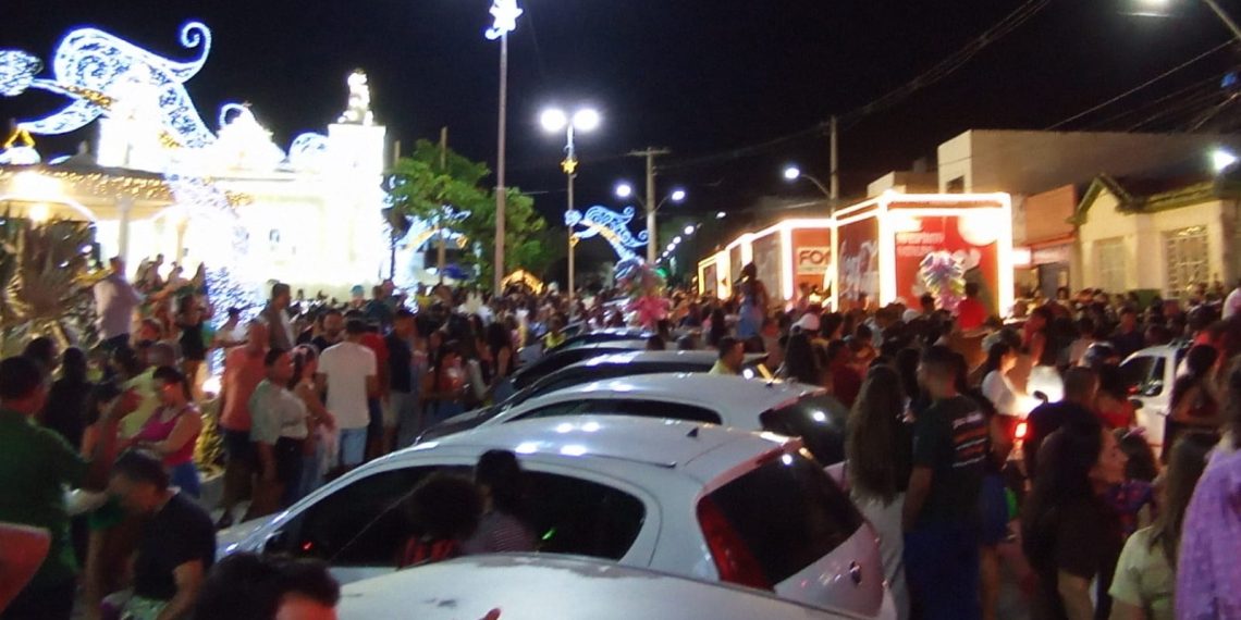 Caravana da Coca-Cola decepciona moradores de Coité e visitantes, que reclamam falta de atrativos no desfile natalino