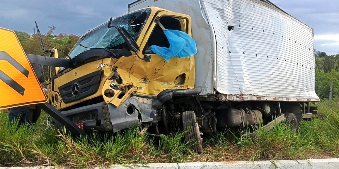 Identificadas as duas vítimas fatais de grave acidente entre caminhão e ônibus na BR-116 próximo ao Posto Trevo