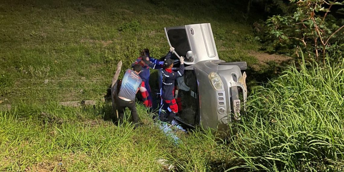 Motorista perde controle de carro e capota em ribanceira próximo ao Mix