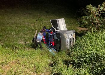 Motorista perde controle de carro e capota em ribanceira próximo ao Mix