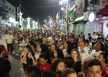 Coité III – Centro comercial lotado na abertura  do Natal Luz; público faz lembrar os dias de Coité Folia