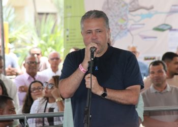 Coité II – Na sede, Jerônimo entrega máquinas, veículos, tanques pipa, Kits odontológicos e assina várias ordens de serviços