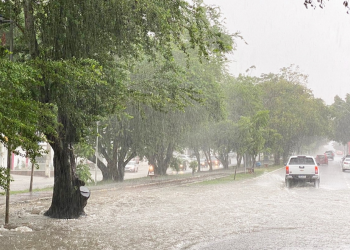 Estado dispara alerta de chuva pelo WhatsApp; 344 municípios estão em risco