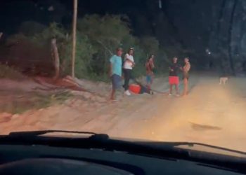 Casal fica ferido após queda de moto em estrada vicinal quando seguia para igreja