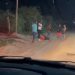 Casal fica ferido após queda de moto em estrada vicinal quando seguia para igreja