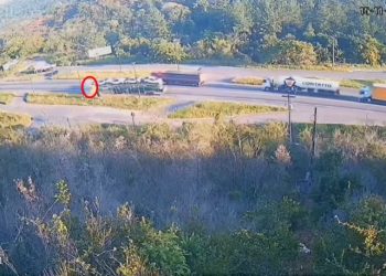 Vídeo mostra carreta realizando ultrapassagem proibida antes de atingir caminhonete na BR 101