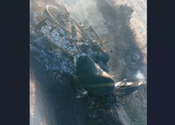 Homem fica ferido após cair de moto e veículo pegar fogo