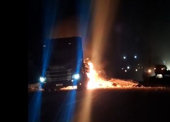 Caminhão fica parcialmente destruído após pegar fogo na BR 324 entre Riachão do Jacuípe e Tanquinho