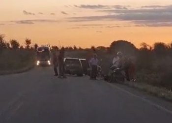 Mulher fica ferida ao sofrer violenta queda de moto na BA 233