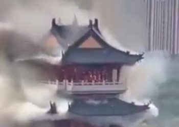Uso de incenso e velas causa incêndio em templo na China