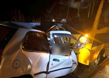 Colisão entre carro e micro-ônibus escolar deixa três mortos na BA 172