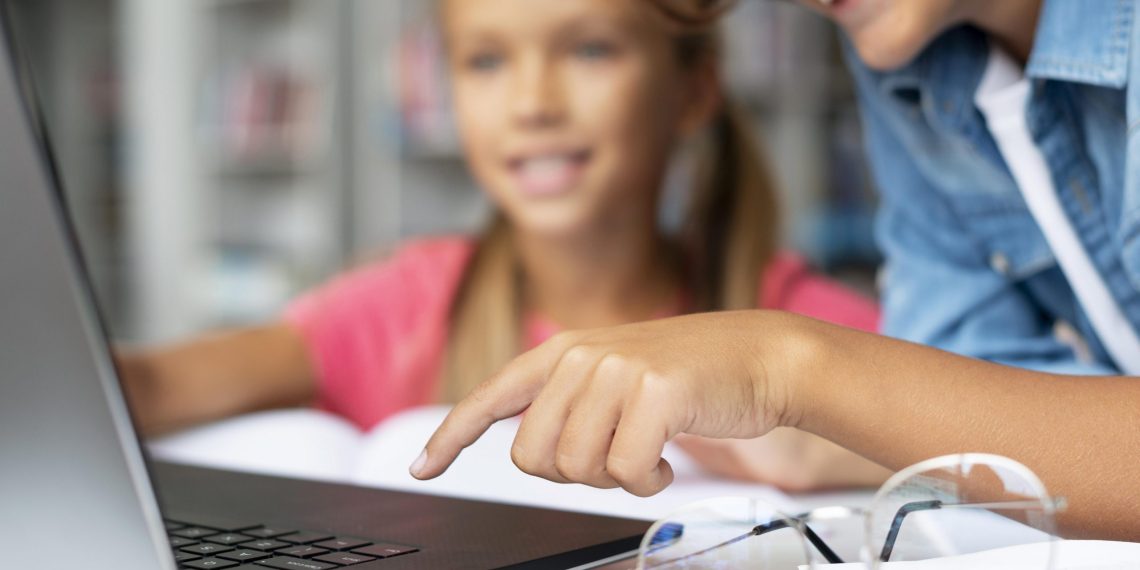 Educação digital passa a ser obrigatória nos municípios em 2026