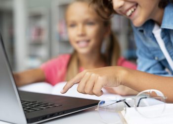 Educação digital passa a ser obrigatória nos municípios em 2026