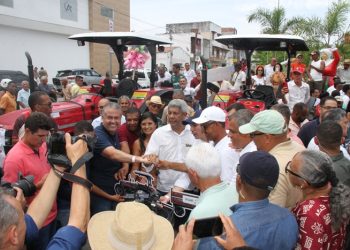 Coité II – Na sede, Jerônimo entrega máquinas, veículos, tanques pipa, Kits odontológicos e assina várias ordens de serviços
