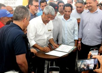 Coité I – Em Juazeirinho, Jerônimo Rodrigues autoriza licitação para asfaltar a BA-411 até a sede do município