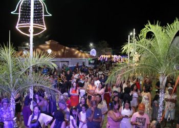 Queimadas I: Praça da Bandeira recebe grande público para acompanhar inauguração da iluminação natalina