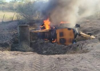 Retroescavadeira tomba e pega fogo durante limpeza de aguadas