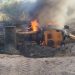 Retroescavadeira tomba e pega fogo durante limpeza de aguadas