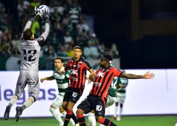 Palmeiras para em goleiro Thiago Couto, empata sem gols com Vitória e se complica na briga pelo título