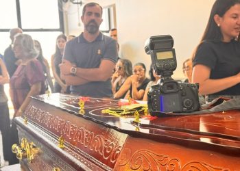 Fotógrafo Ariel Mota Mascarenhas é sepultado em Conceição do Coité. Câmara foi colocada sobre o caixão