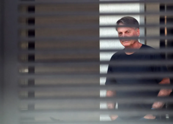 Moraes determina início de cumprimento da pena de réus condenados por tentativa de golpe; Bolsonaro ficará na sede da PF em Brasília