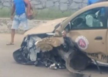 Policial militar colide viatura em árvore após passar mal
