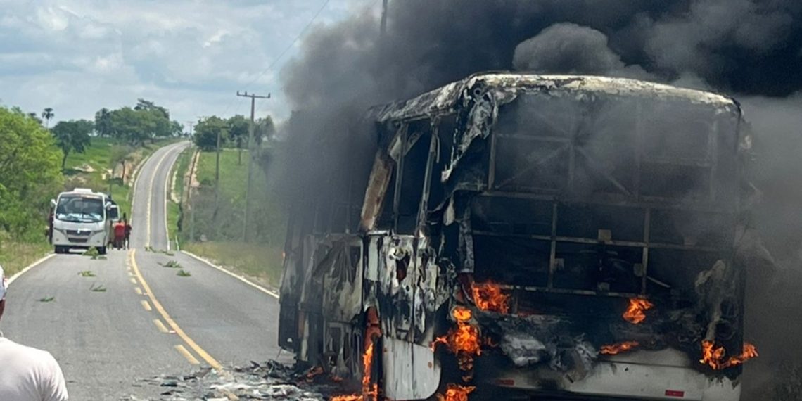 Ônibus pega fogo na pista de acesso ao distrito Cachoeira Grande