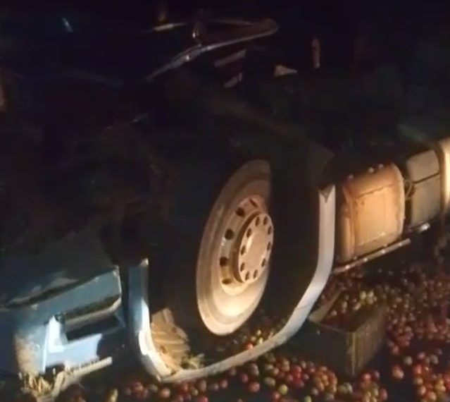 Milagre? Motorista de carreta sobrevive em grave acidente na BR 324