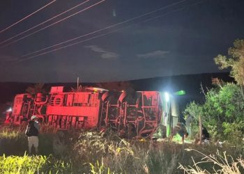 Ônibus tomba na BA-026  e deixa duas pessoas feridas.Veículo saiu de SP com destino a Euclides da Cunha-BA