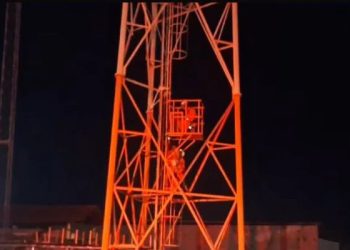 Homem é convencido a descer de torre de onde ameaçava se jogar e morre na UPA após parada cardíaca